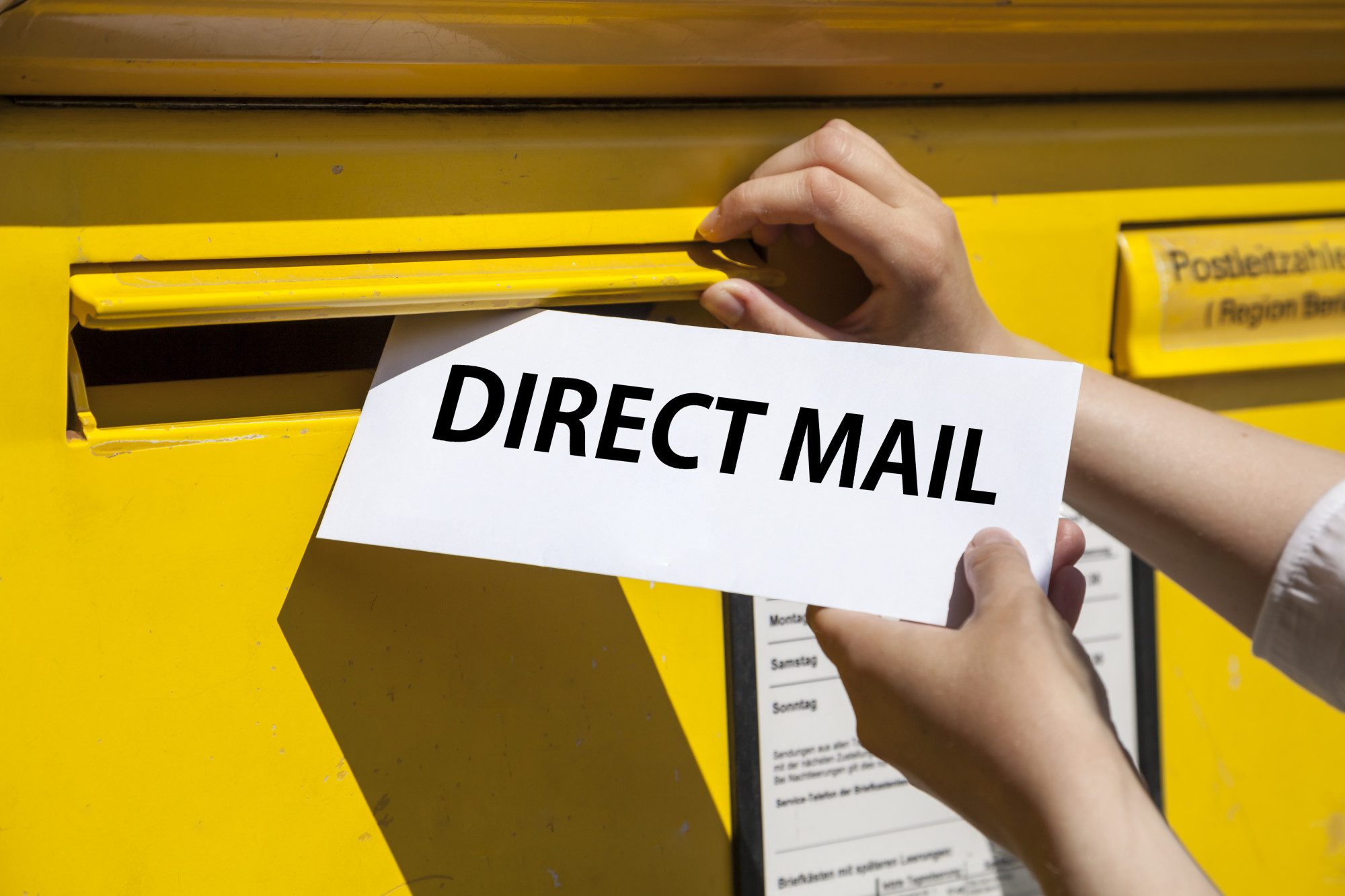 Direct Mail auf Brief beim Briefkasten